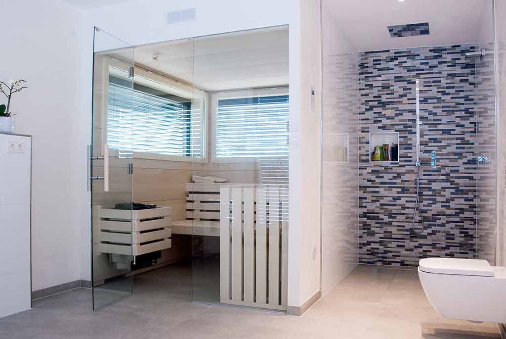 Sauna mit Glasfront und mit zu öffnenden Fenstern