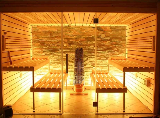 Sauna mit Glasfront und Wandverblender
