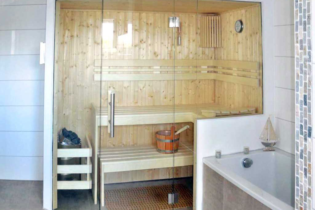 Sauna mit Glasfront unter Dachschräge