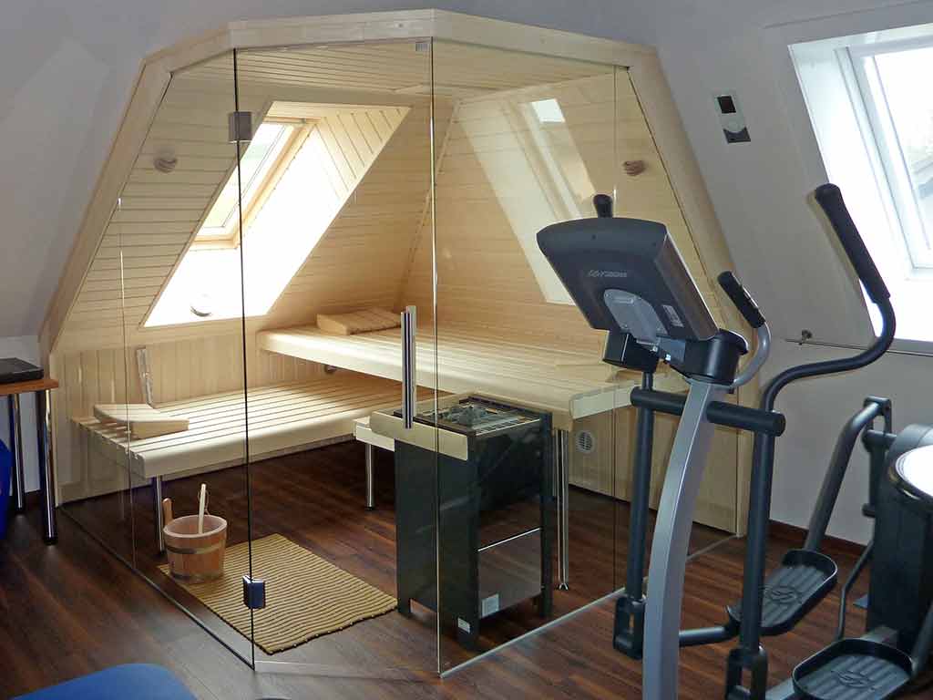 Sauna mit Glasfront unter Dachschräge