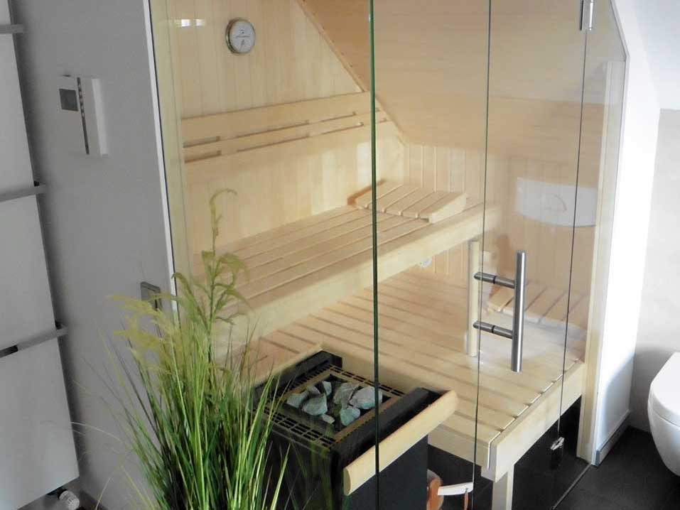 Sauna mit Glasfront unter Dachschräge