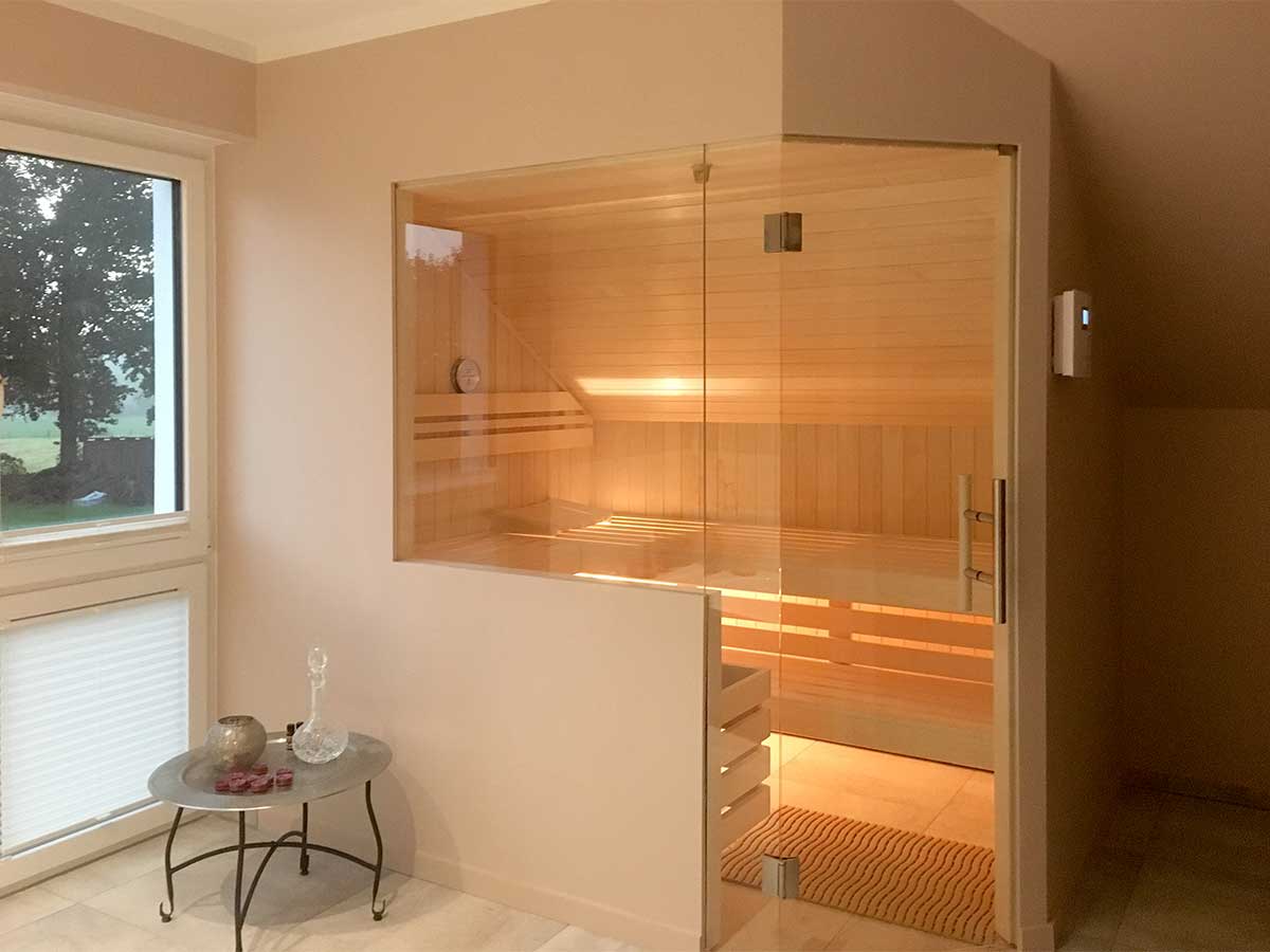 Sauna mit Glasfront und Dreiecksfenster im Walmdach