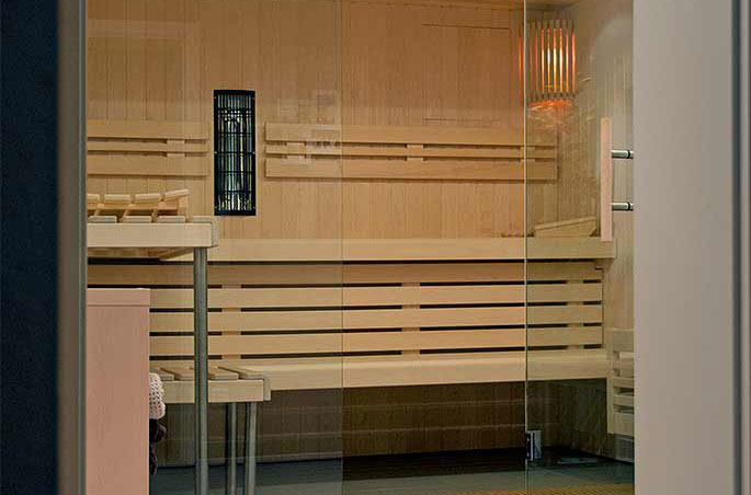 Sauna mit Glasfront und Dreiecksfenster im Walmdach